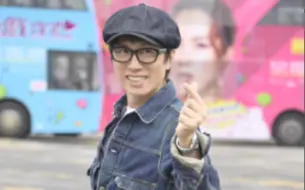 【黄子华】《饭戏攻心》主题巴士活动，比心的子华