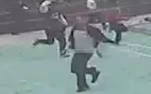 地震瞬间女孩站在原地不知所措，老师逆行飞奔将其拉走。