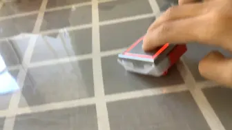 一边吃东西一边玩电梯按钮