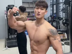 肌肉男大振