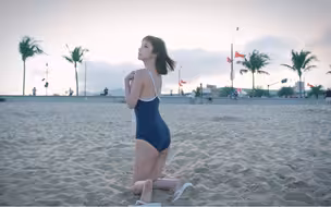 她会告诉你夏天的海是有多么的浪漫