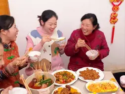 带大家看看大山里的乡村生活，姑娘们的快乐就是这么简单，看姥姥一锅出十个菜！俏巴不？