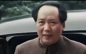 毛主席握手是极少躬身的，谁能让毛主席欠身呢？只有人民！ 