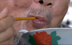 家缠万贯的吝啬鬼老头，一滴麻油都能嗦啰成这样！太抠了吧