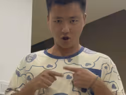 他是在挑衅我吗？