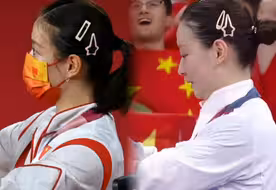 颁奖仪式上，她戴着三年前那个充满遗憾的发卡