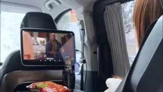小技巧！怎么让车后屏和前屏同步看上电影？