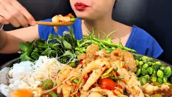 【泰国Cookingeat ASMR】姐今天吃无骨鸡爪沙拉和米粉，搭配小苦瓜，薄荷和罗勒等绿化带一起吃