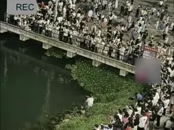 4月20日，广西南宁。男子江边垂钓，竟被“亿”点点观众围观，“说好的人生没那么多观众的呢？”