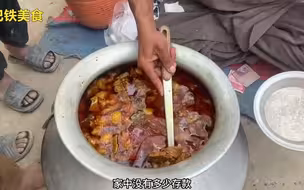 巴铁街头的自助餐，一锅秘制炖牛肉，食客吃完连盘子都想啃了