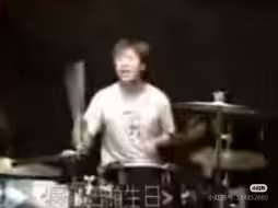 五月天主唱阿信长得也太。。。。。。。