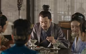 婚前明兰从小都是最后一个，婚后却坐在了最尊贵的位置上，都是顾廷烨给的体面啊！
