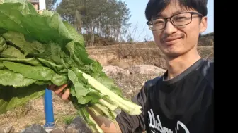 半个月没洗澡了，趁天热果断用溪水洗澡洗衣服，还被热心村民投喂各种蔬菜！