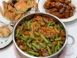 今日份午餐：蒸面条，糖醋排骨，菠菜汤，螃蟹