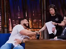 主持人：你这个小臂很不错
