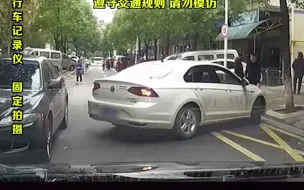 白车倒车 连撞后车不停歇
