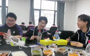 【重庆狼队】关于单双眼皮，牛牛说:你瘦了只会像我一样时，修胖无助的看向了其他人，企图得到一些反对意见