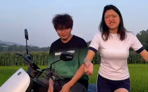 扛把子带着新女朋友在全村面前秀恩爱惨遭全村议论