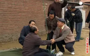 乡村爱情：刘能请专家给谢广坤治耳朵，整得像生死离别
