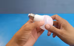 LED灯泡不亮先别丢，教你一招，简单修下还能再用几年