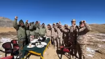 中印边境两国官兵小聚餐