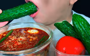 吃百家陈记麻辣烫粉配鸡蛋，黄瓜，番茄，听不一样的声音！