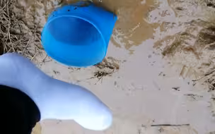 日常踩泥，雨靴进了一点点水