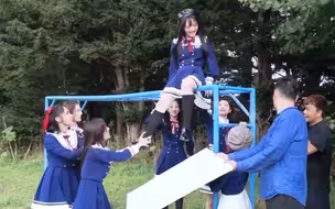 【费沁源】小女孩爬栏杆，遭众多美女扒拉裙子