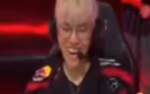 Oner比赛时看到Keria无证驾驶峡谷先锋的反应。🤣