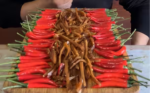 吃辣椒就是过瘾，嘎嘎香