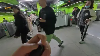 要去一个陌生的地铁站啦，我今天主动寻求了地铁工作人员的帮助。他们一次次的反复确认，是为了一路保障我的出行安全。地铁上让座的小哥哥，还一直对我说“你慢点”~~
