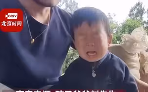 听笑声就是亲爹！熊孩子喜欢乱扔石头，爸爸让他拿石头砸自己的脚