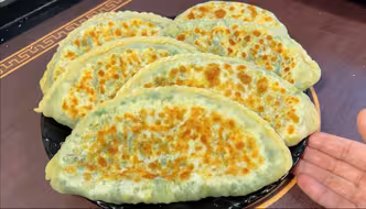 最简单的韭菜盒子做法，不发面不烫面，皮薄馅大不油腻，又软又香