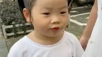 萌娃听到打针高兴到转圈圈，结果...她的童年变完整了
