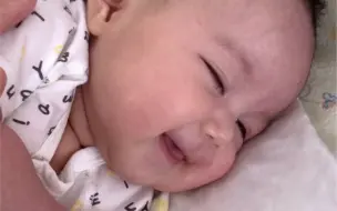 发着发着呆就睡着了，还笑了，这是小天使吧
