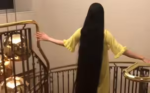 楼梯上行走的Rin
