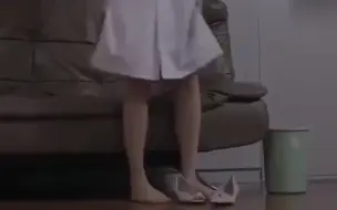 女护士进病房脱丝袜还放屁，没注意看屋里有人结果尴尬了