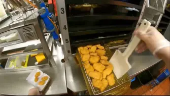 麦当劳打工日：鸡块侠在麦门铲辣味黄金鸡块