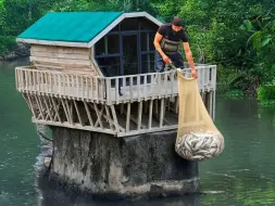 我在岩石上建了一个温暖而豪华的庇护所，还能轻松的捕捞鱼来吃！
