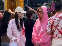 陈奥想闻闻jeje，邝玲下意识伸手想抱抱～