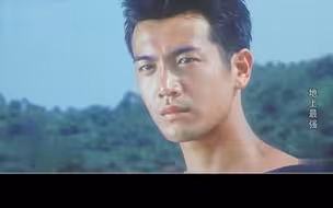 幸好颜值过高，性感小背心可真搞笑。