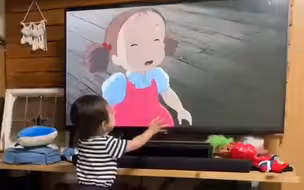 小朋友“沉浸式”看动画片，和动画一起神同步，网友：拍下去的那一刻我也很开心