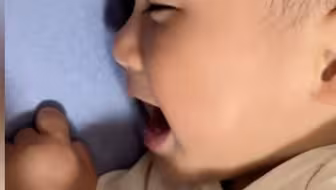1岁宝宝睡梦中笑醒又秒睡，太可爱了！这是做了什么美梦呀！