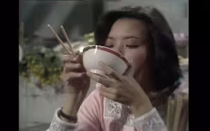 姑姑在大排档吃云吞面很接地气，抱怨什么都加价难以承受。19岁的陈玉莲带我们回到1979年的香港，看看那个什么都加价的年代的普通市民的生活写照。