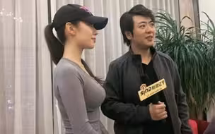 郎朗老婆身材有多好？穿“无痕衣”镜头拉近时，网友：嫉妒郎朗