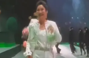 凤凰传奇演唱会有多欢乐?曾毅一把拽回玲花,差点就走错道了; 玲花曾毅走路太欢乐了