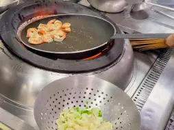 从广东飞来了一位粤菜师傅来试菜，就简单的炒了一道 黑松露百合炒虾球，老板吃了第一口就认可了！