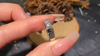 嘎嘎闪！极简风钻戒yyds这枚钻戒线条干净利落仅点缀一颗钻石简单才能经典[豹富]