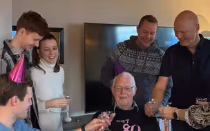 带上老婆一起赶回去给爷爷过80大寿