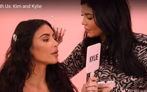 【中字】Kylie凯莉帮Kim金姐化妆，卡戴珊姐妹第一次合作的美妆视频来了！